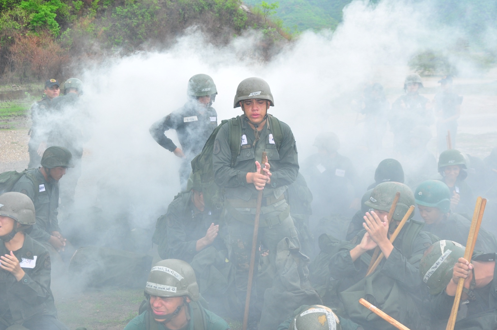 Cadete avanzando entre el humo durante un ejercicio del periodo de campo