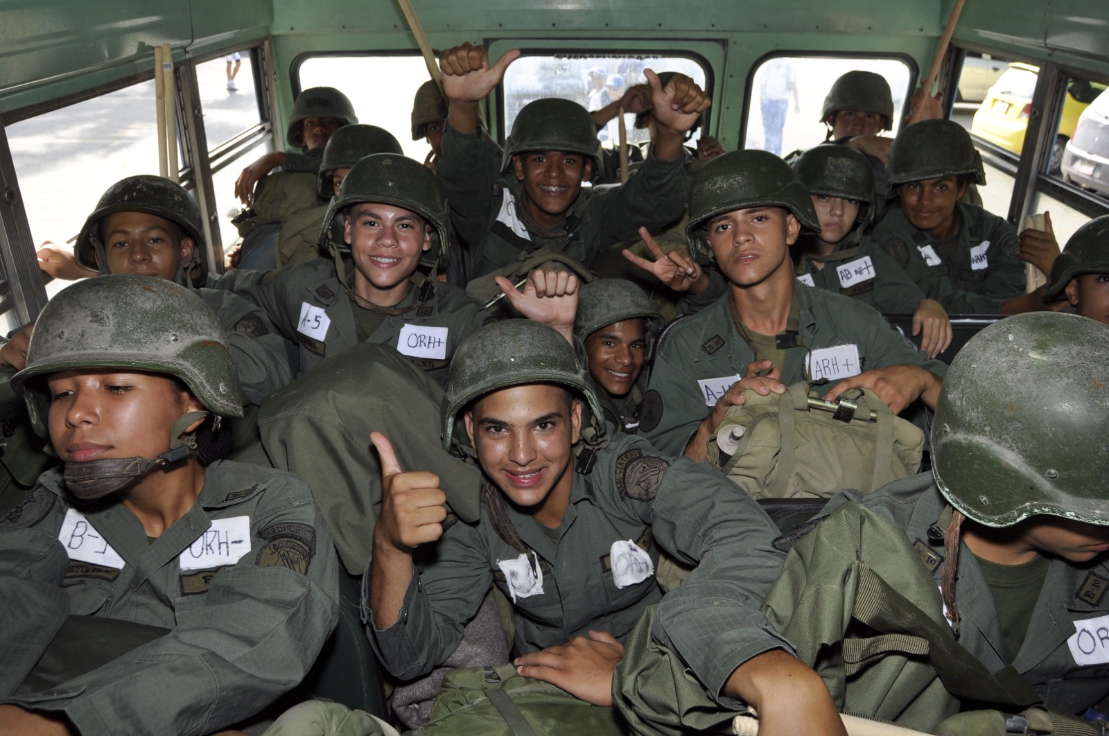 Cadetes Limiliber sonriendo dentro del camión militar de traslado al campo