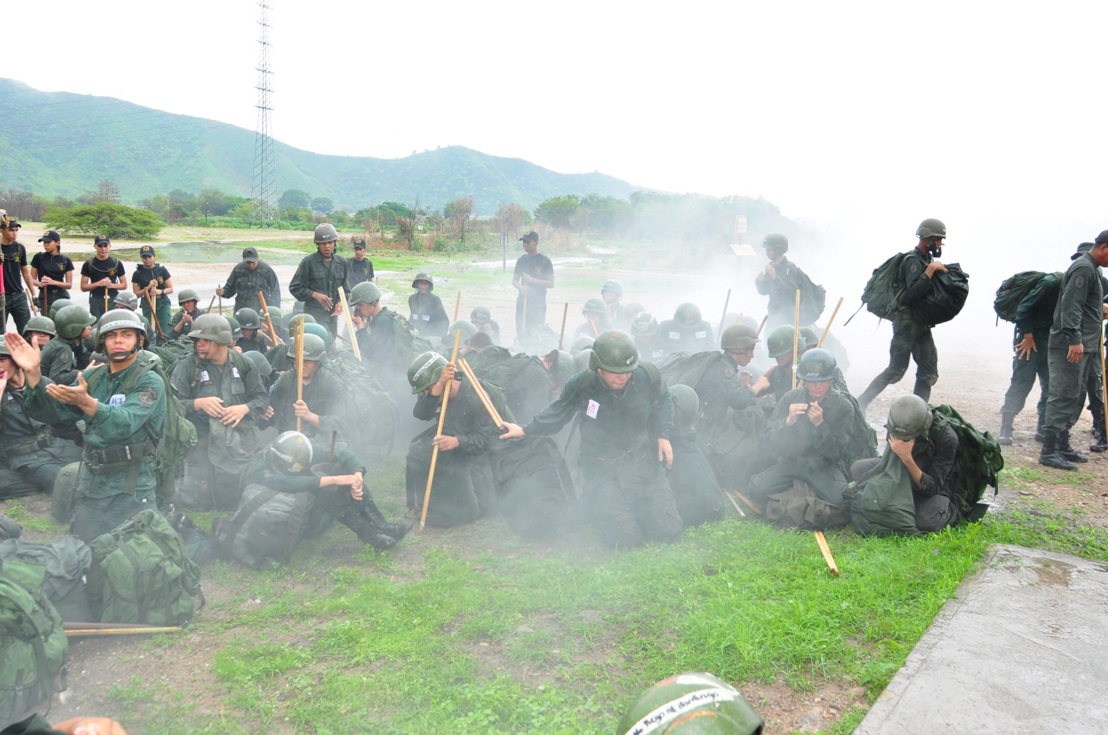 Formación de cadetes agachados resistiendo el humo durante un ejercicio