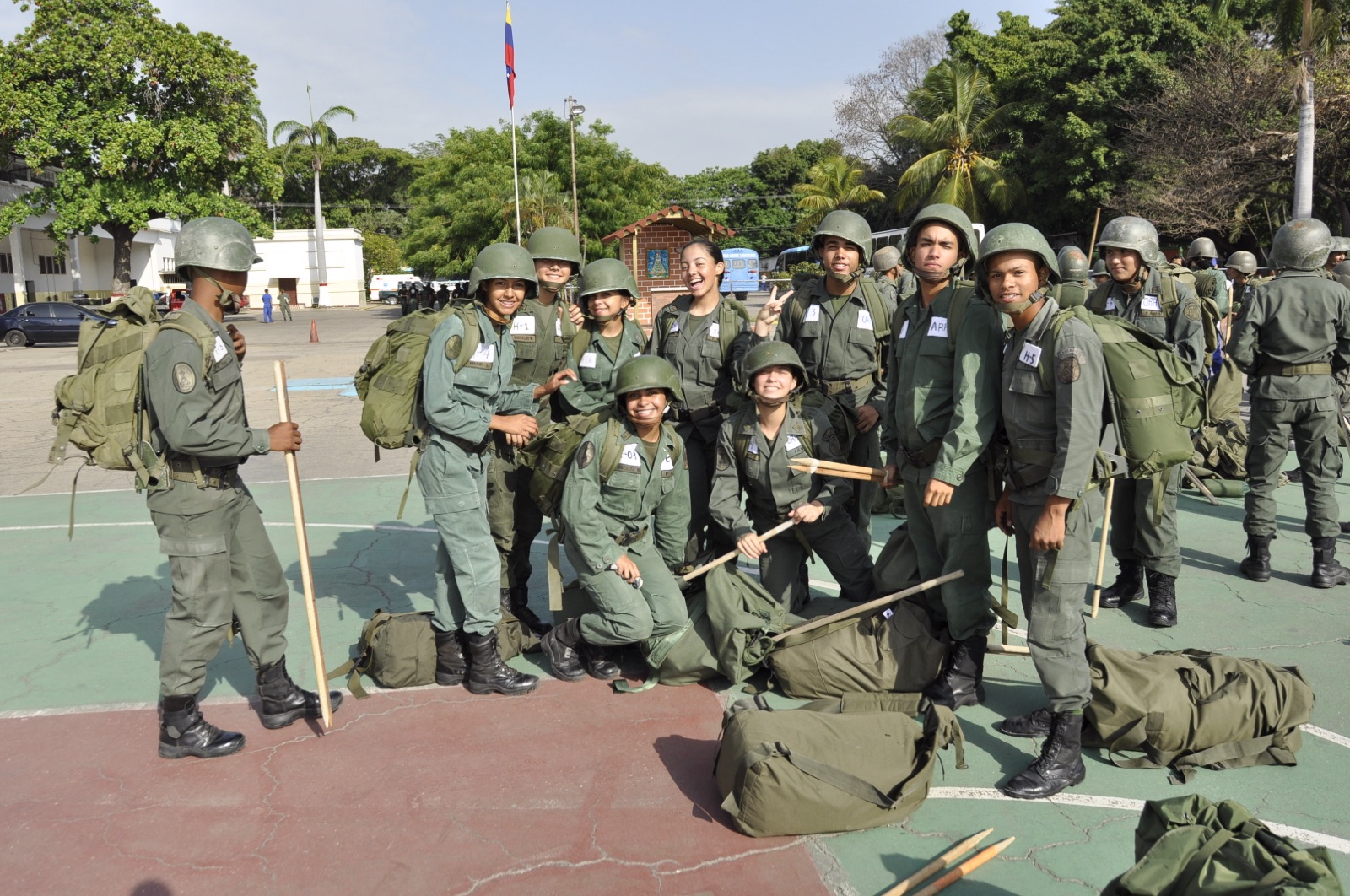 Grupo de cadetes con casco y equipo de campaña listos para iniciar las operaciones