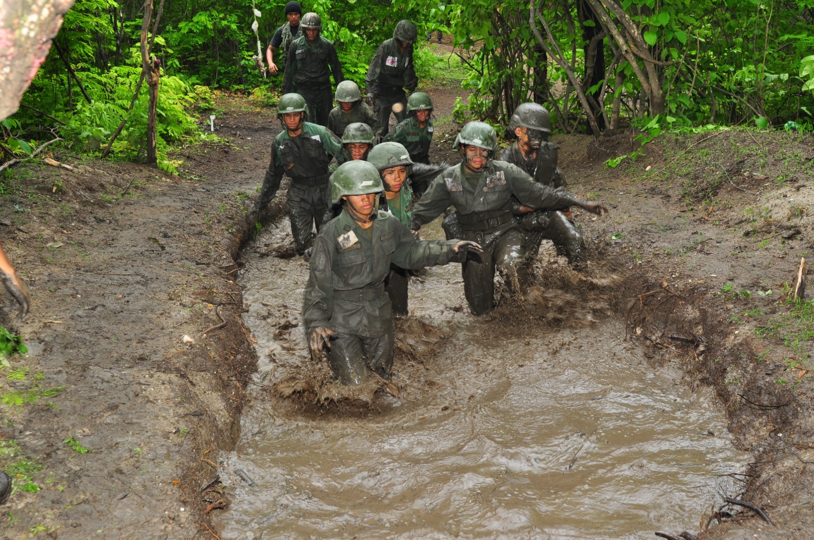 Cadetes cruzando una pista de barro durante el periodo de campo