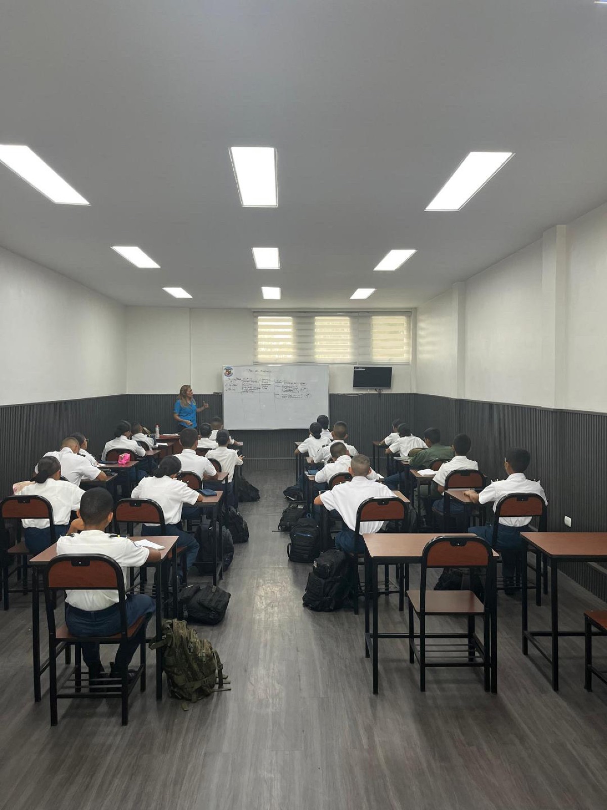 Aula del Liceo Militar Libertador con cadetes uniformados durante una clase