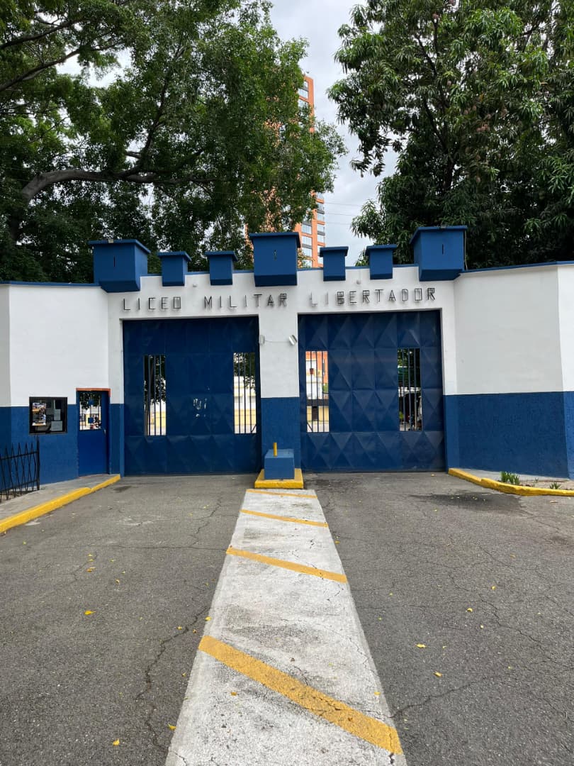 Portón almenado de acceso al Liceo Militar Libertador en Maracay