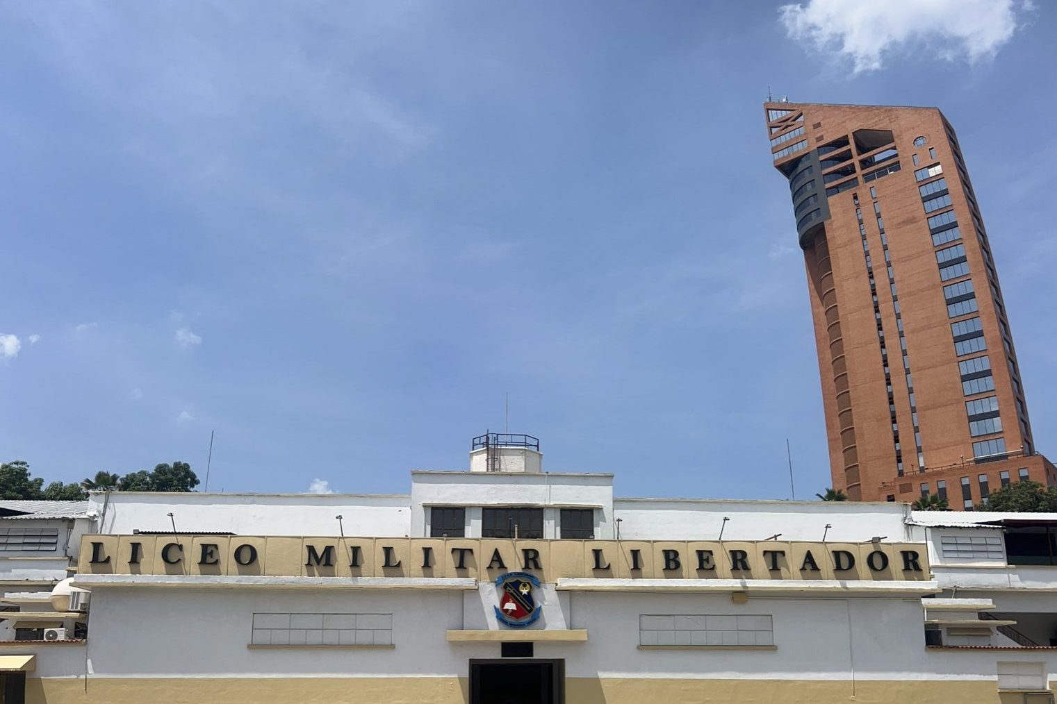 Fachada principal del Liceo Militar Libertador con la Torre Sindoni de Maracay al fondo