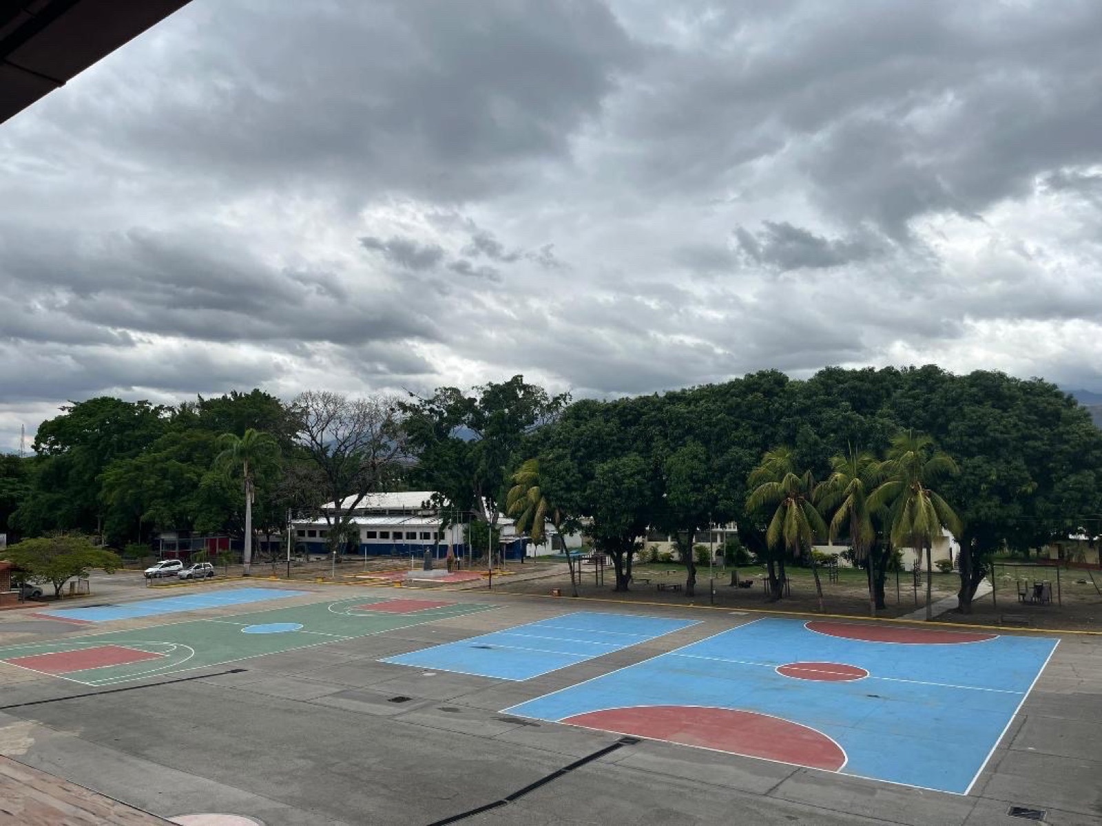 Canchas deportivas del Liceo Militar Libertador con árboles del patio al fondo