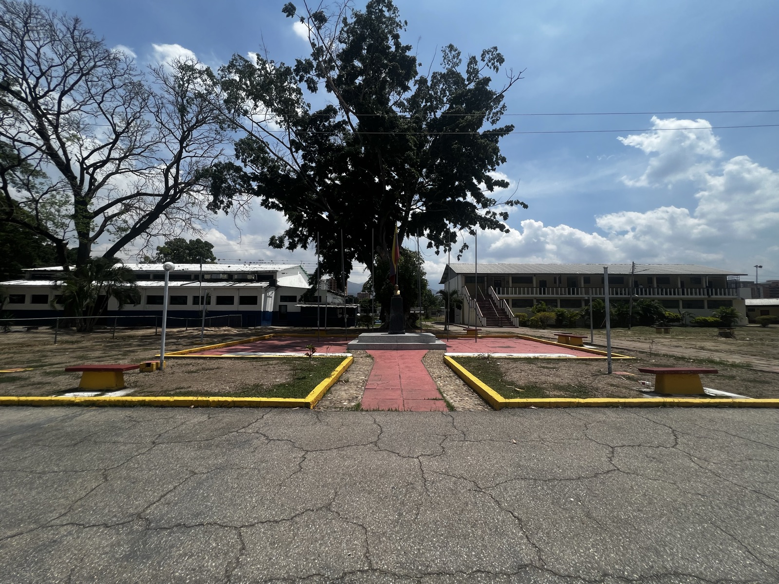 Placita de Bolívar dentro del Liceo Militar Libertador, con el busto del Libertador y la bandera nacional