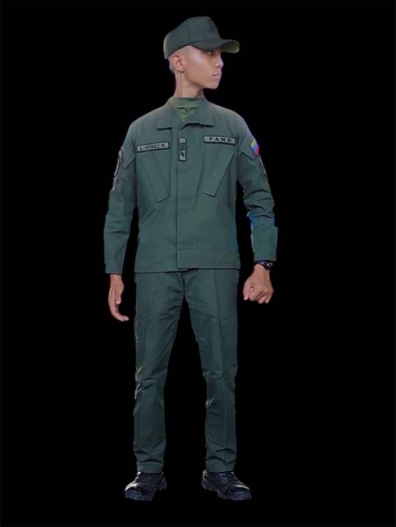 Cadete Limiliber con uniforme Tiuna: gorra verde Limiliber, camisa y pantalón verde oliva con parches FANB, botas de combate negras.