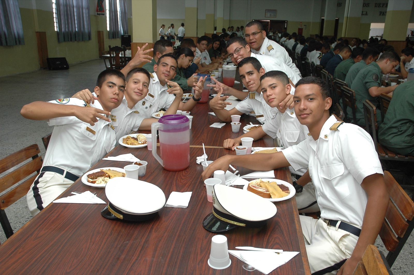 Cadetes Limiliber compartiendo en el comedor institucional